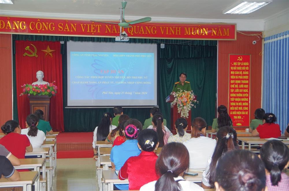Báo cáo viên tuyên truyền tại chương trình.