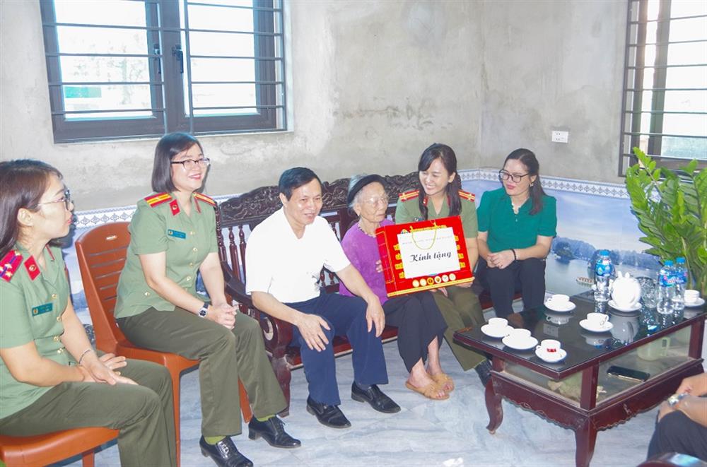 Các đơn vị thăm hỏi, tặng quà Mẹ Việt Nam Anh hùng.