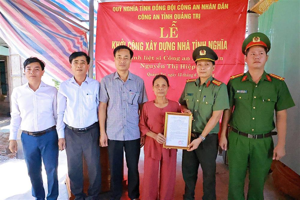 Công an tỉnh Quảng Trị tổ chức Lễ khởi công xây dựng nhà tình nghĩa cho thân nhân liệt sĩ Công an nhân dân.