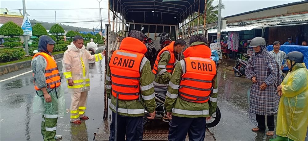 Cán bộ, chiến sĩ Công an giúp đỡ nhân dân vùng ngập lụt.