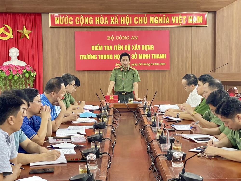 Đại tá Nguyễn Hồng Nguyên, Phó Chánh Văn phòng Bộ Công an phát biểu đánh giá tiến độ xây dựng Trường THCS Minh Thanh.