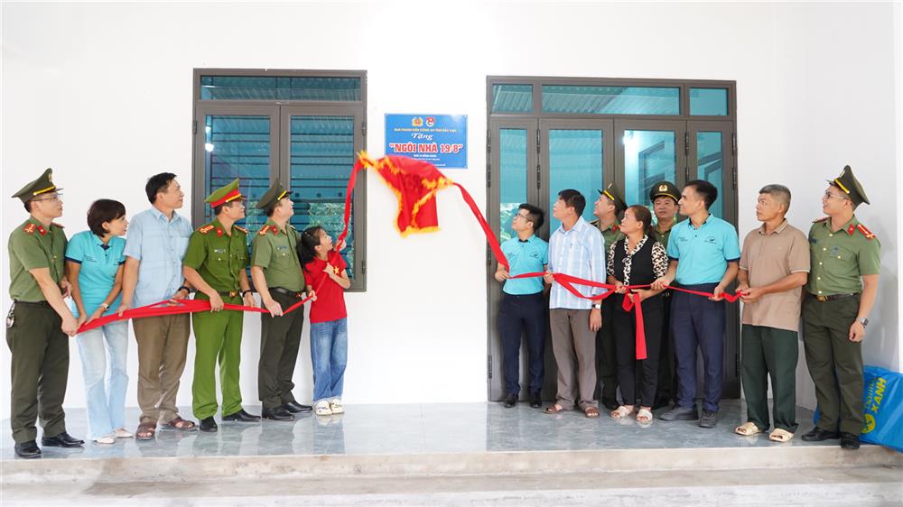 Đại tá Thăng Quang Huy, Phó Giám đốc Công an tỉnh, cùng các đơn vị đồng hành và gia đình khánh thành Ngôi nhà 19/8” tại xã Chu Hương, huyện Ba Bể.