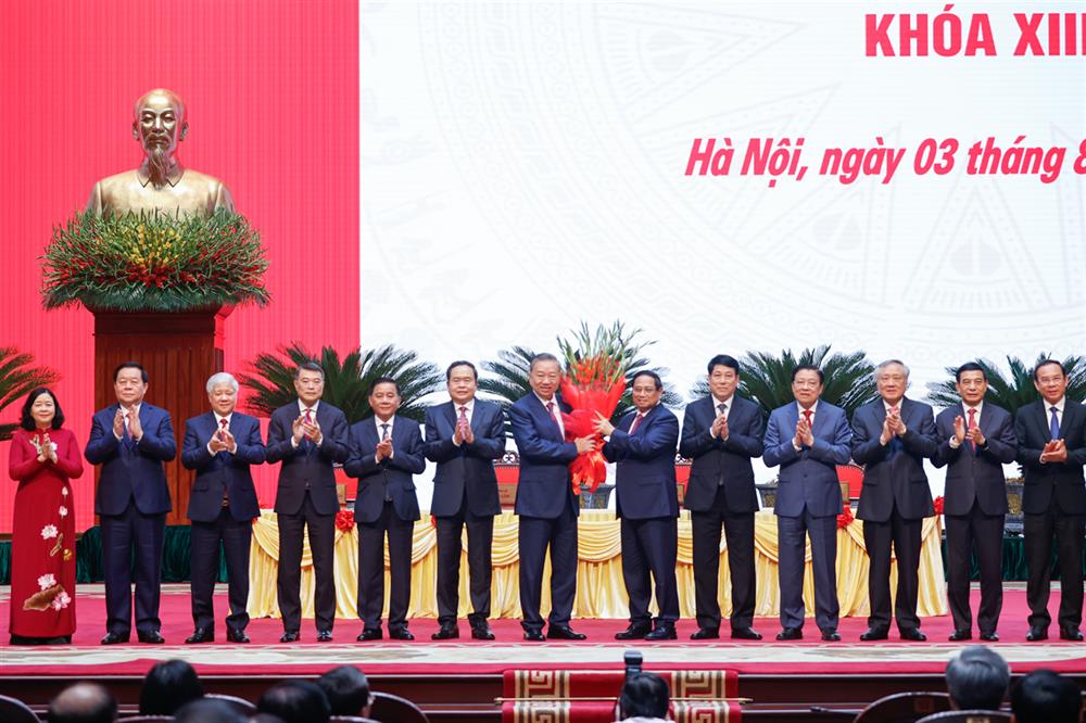 Thủ tướng Phạm Minh Chính thay mặt các đồng chí lãnh đạo chủ chốt, lãnh đạo cấp cao của Đảng, Nhà nước tặng hoa chúc mừng đồng chí Tô Lâm được bầu giữ chức Tổng Bí thư Ban Chấp hành Trung ương Đảng.