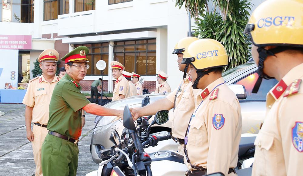 Đại tá Trần Văn Cung, Phó Giám đốc Công an tỉnh An Giang động viên các lực lượng.