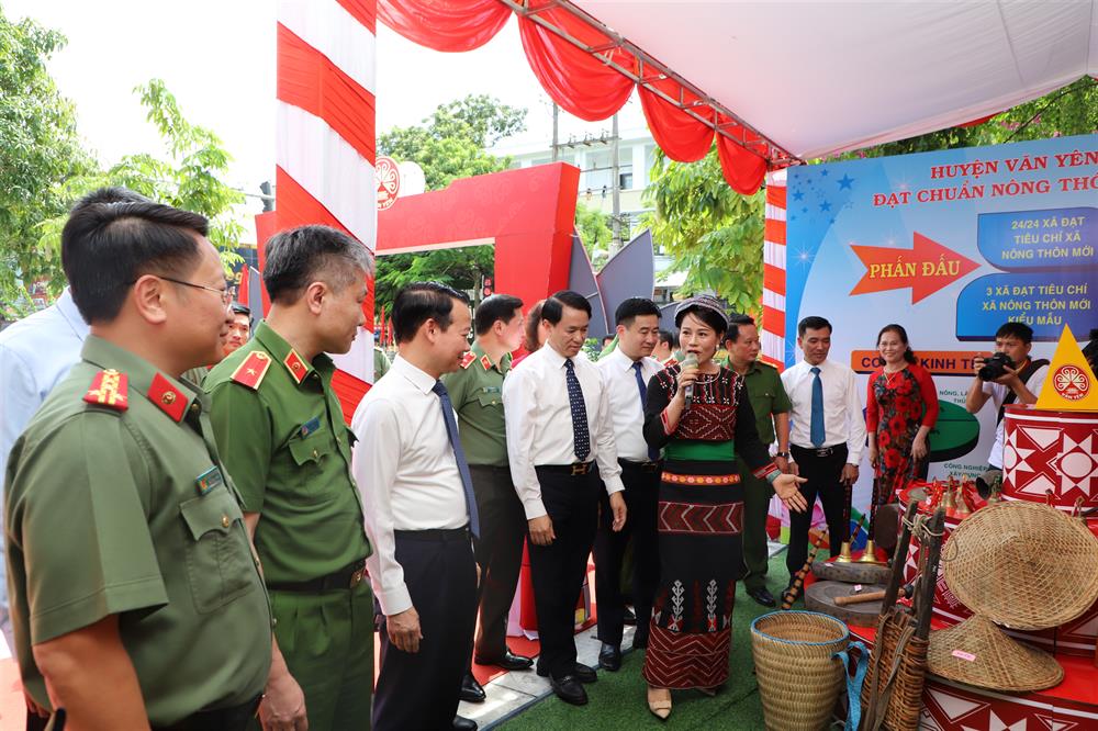 Thứ trưởng Nguyễn Ngọc Lâm cùng Đoàn đại biểu tham quan các gian hàng OCOP tại Ngày hội.