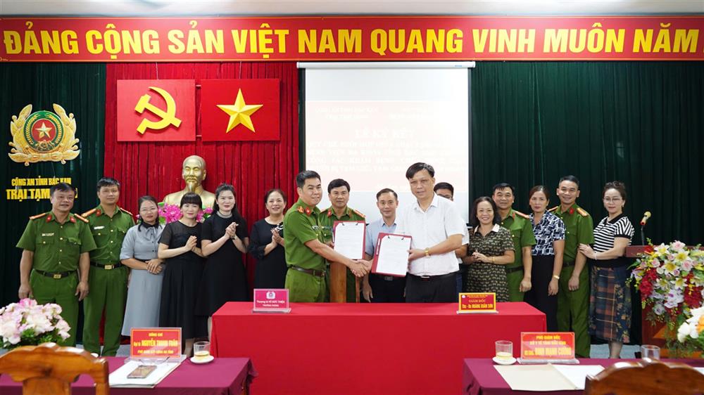 Lãnh đạo Trại Tạm giam, Bệnh viện Đa khoa tỉnh Bắc Kạn ký Quy chế phối hợp.