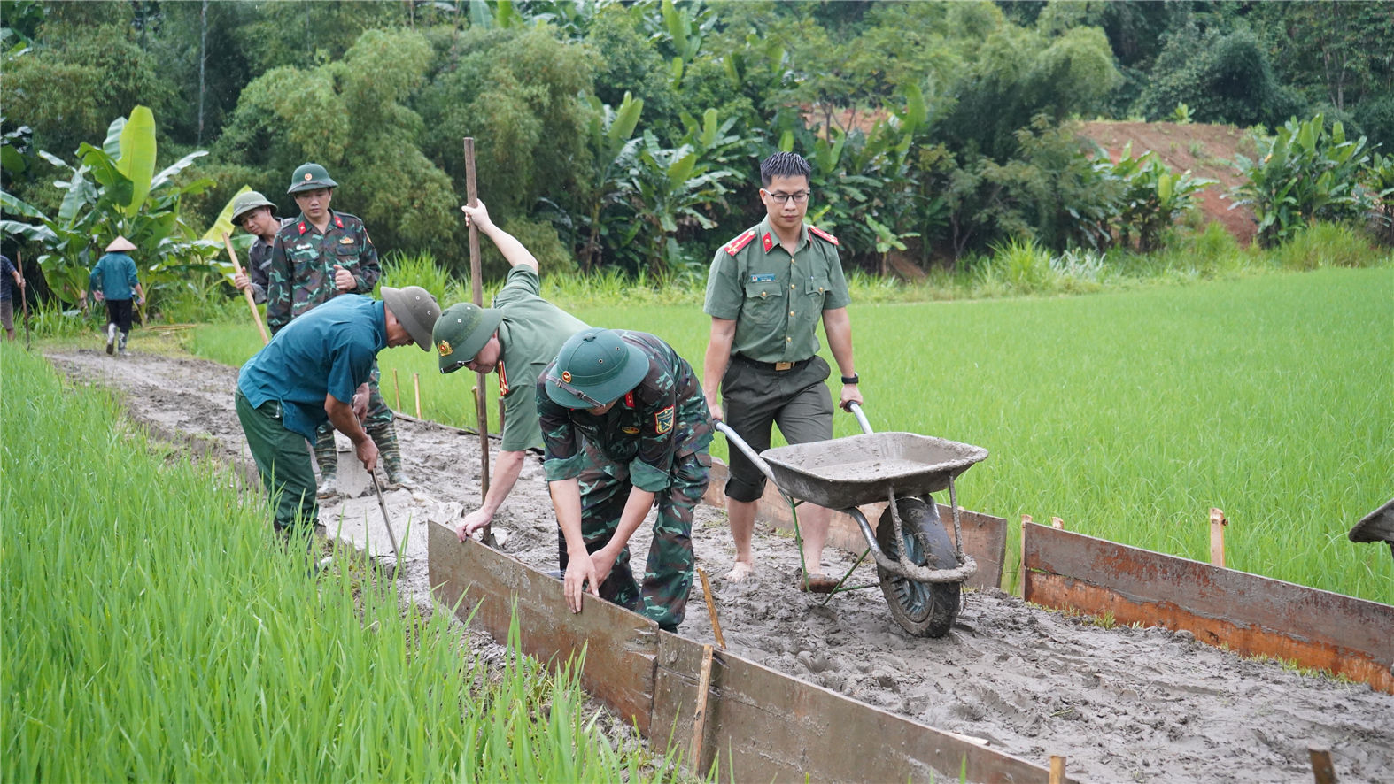 Hướng về cơ sở thắp lên ngọn lửa thắm tình quân dân.