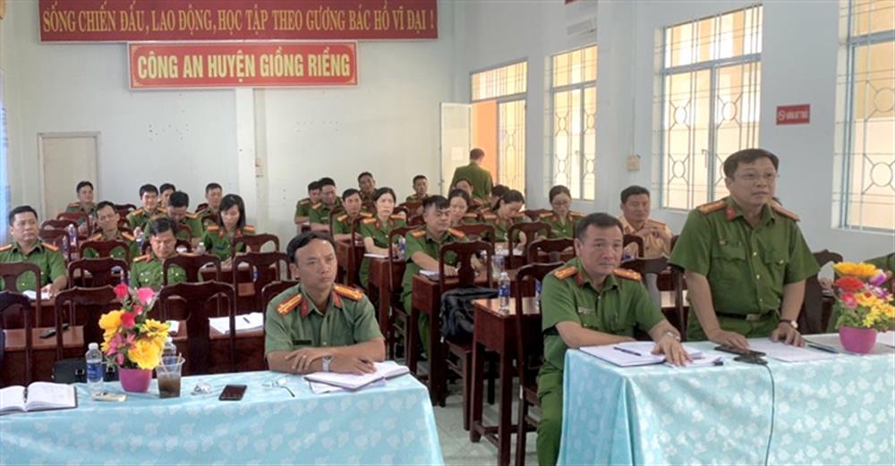 Lãnh đạo Công an xã đặt câu hỏi tại đối thoại.