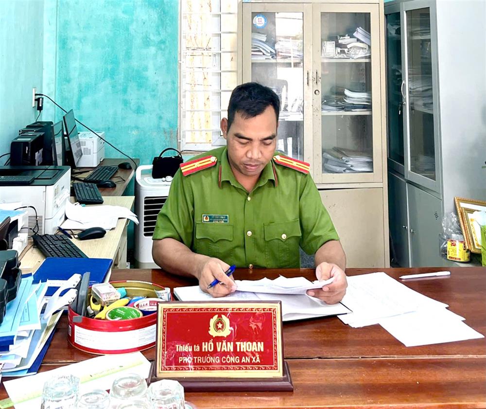Thiếu tá Hồ Văn Thoan, Phó trưởng Công an xã Vĩnh Khê.