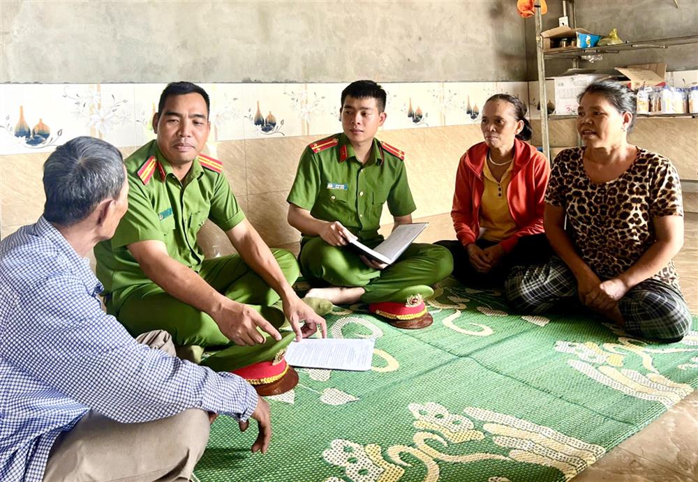 Thiếu tá Hồ Văn Thoan thường xuyên xuống địa bàn để nắm tâm tư, nguyện vọng của bà con nhân dân xã Vĩnh Khê.