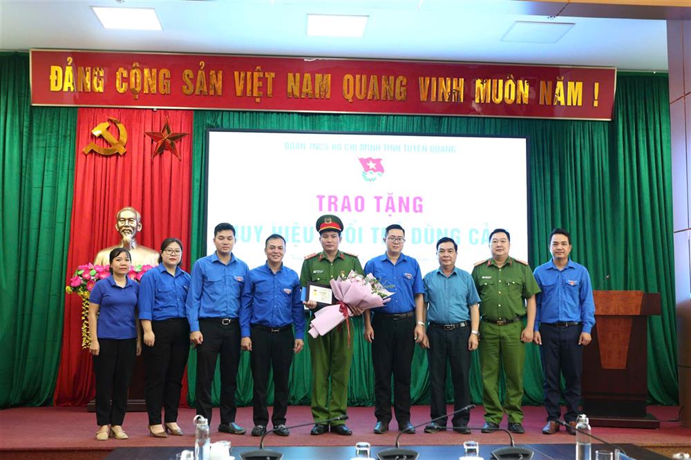 1. Lãnh đạo Tỉnh đoàn Tuyên Quang trao Huy hiệu Tuổi trẻ dũng cảm tặng đồng chí Đại uý Lục Văn Nguyên.