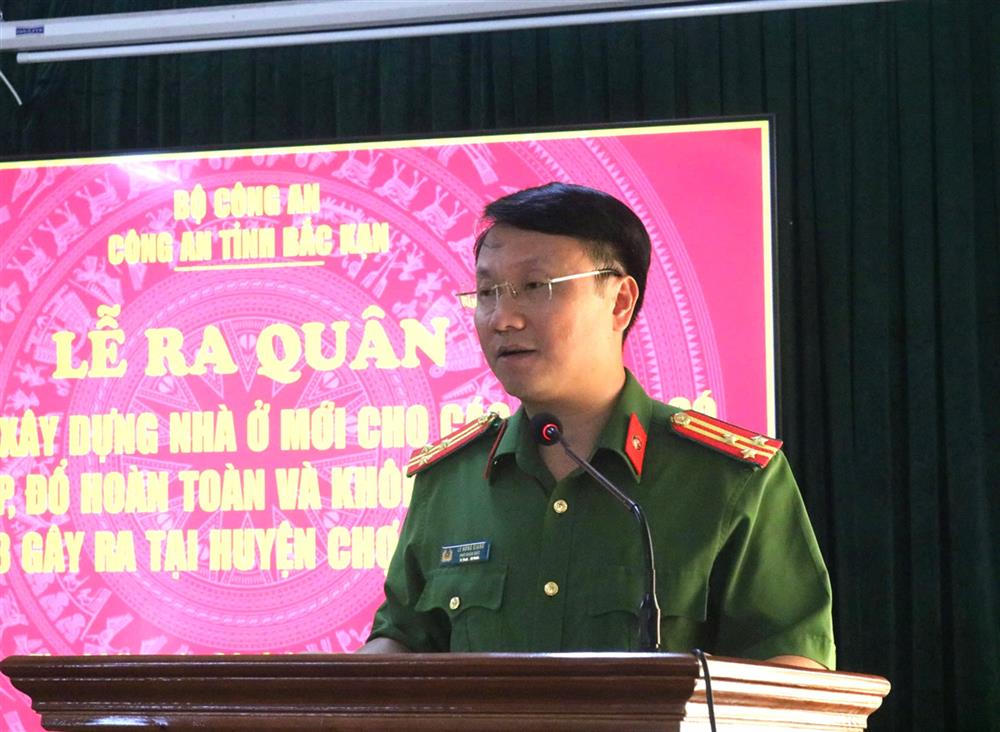 Thượng tá Lê Hồng Giang, Phó Giám đốc Công an tỉnh Bắc Kạn phát biểu tại Lễ ra quân.