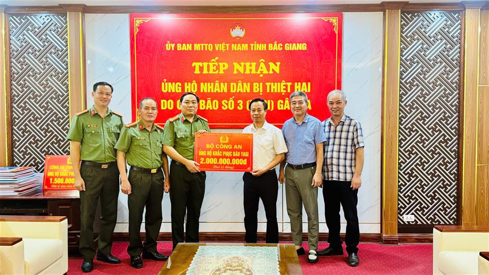 Thừa ủy quyền, Đại tá Trần Thế Cường, Phó Giám đốc Công an tỉnh của Bộ Công an trao kinh phí tới Ủy ban Mặt trận Tổ quốc tỉnh Bắc Giang để hỗ trợ nhân dân.