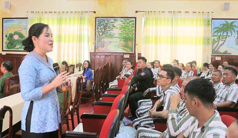 Tiến sĩ tâm lý Tô Nhi A trao đổi chủ đề “Bay cao khi ngược gió”.