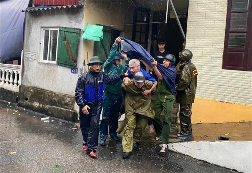Công an quận Đồ Sơn giúp nhân dân vào nơi trú ẩn an toàn.