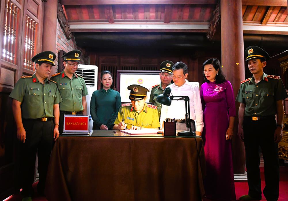 Bộ trưởng Lương Tam Quang viết cảm tưởng tại Khu tưởng niệm các vị tiền bối cách mạng.