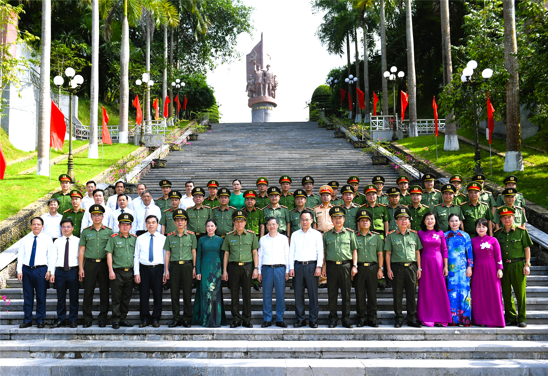 Bộ trưởng Lương Tam Quang cùng các đại biểu tại Khu di tích lịch sử CAND.