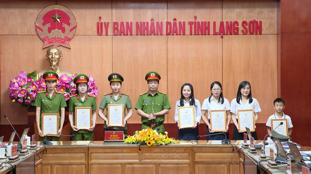 Ban Tổ chức trao giải tặng các tập thể, cá nhân đạt giải tại cuộc thi “Tìm hiểu pháp luật về căn cước, định danh và xác thực điện tử của Việt Nam” trên địa bàn tỉnh Lạng Sơn.