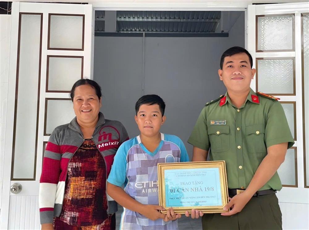 Chi đoàn An ninh điều tra trao kinh phí hỗ trợ xây dựng nhà tặng gia đình em Nguyễn Minh Ril.