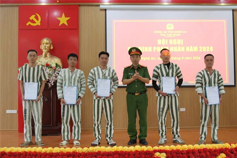 Trao thưởng các phạm nhân có thành tích trong quá trình chấp hành án.