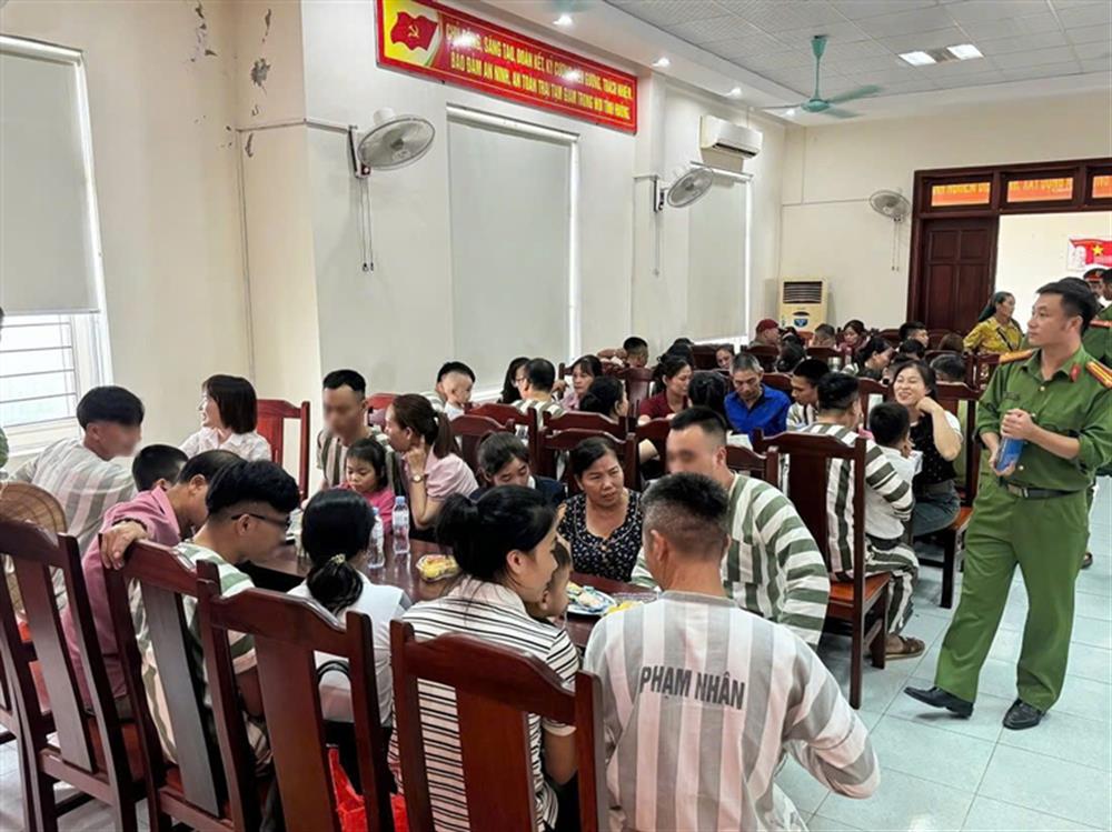 Các phạm nhân và người thân quây quần bên bữa tiệc ngọt ấm cúng.