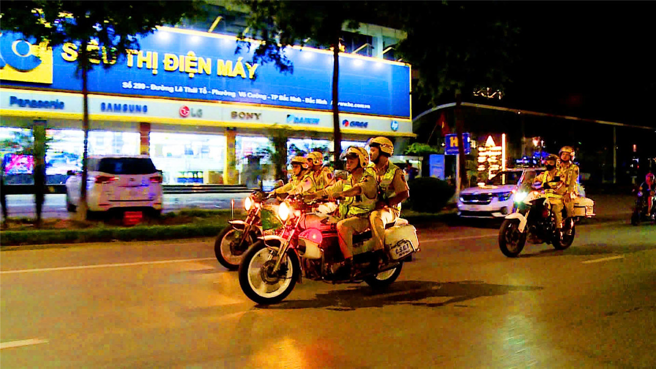 Lực lượng Cảnh sát giao thông Công an tỉnh tuần tra, kiểm soát bảo đảm TTATGT trên đường Lê Thái Tổ, phường Võ Cường, thành phố Bắc Ninh.