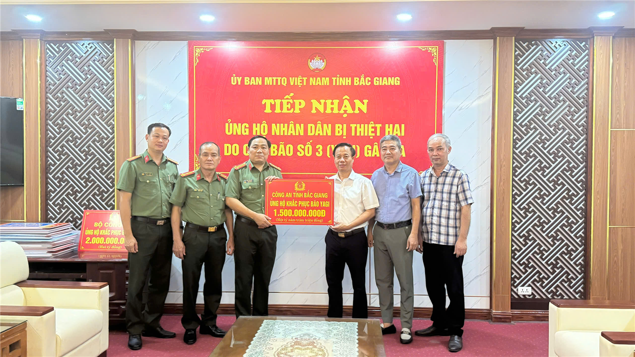 Đại tá Trần Thế Cường, Phó Giám đốc Công an tỉnh trao kinh phí do cán bộ, chiến sỹ Công an tỉnh quyên góp ủng hộ tới đại diện Ủy ban Mặt trận Tổ quốc tỉnh Bắc Giang.