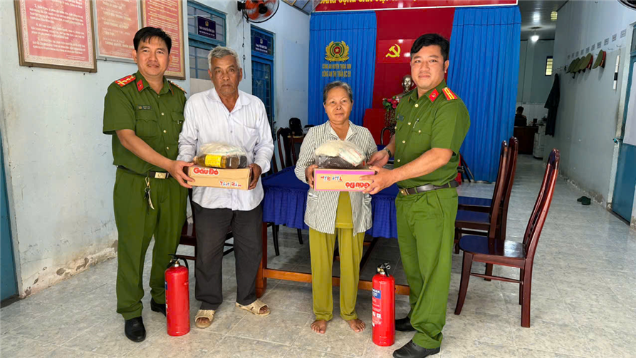Công an thị trấn Óc Eo trao tặng bình chữa cháy và quà tặng người dân đến giao nộp CCHT.