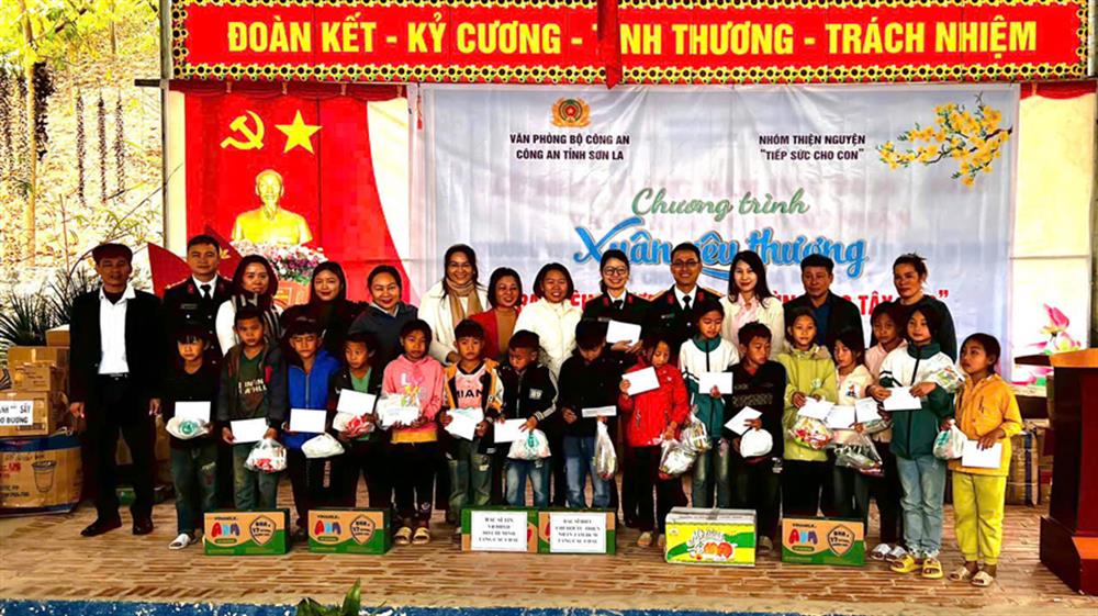Đoàn công tác trao quà tặng các học sinh có hoàn cảnh khó khăn.