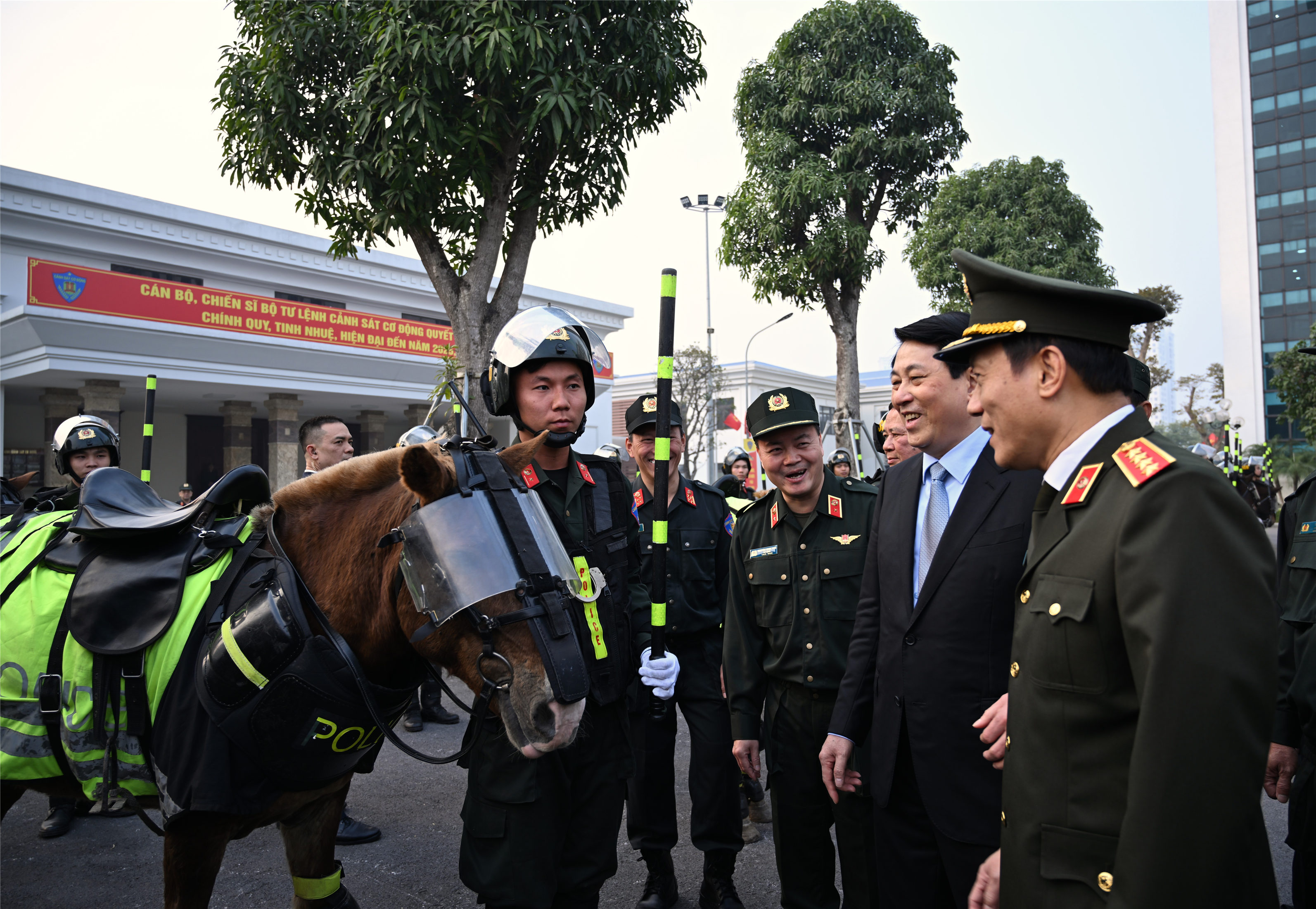 Chủ tịch nước Lương Cường, Bộ trưởng Lương Tam Quang cùng các đồng chí lãnh đạo thăm hỏi, động viên CBCS CSCĐ đang thực hiện nhiệm vụ.