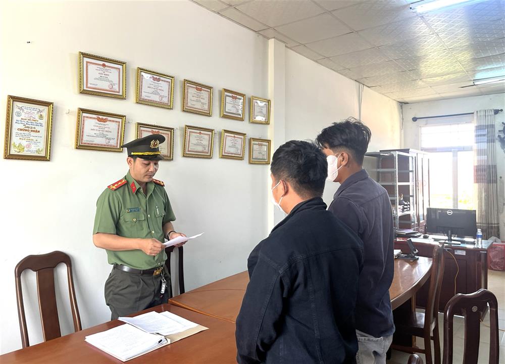 Công an huyện Thới Bình ra quyết định xử phạt vi phạm hành chính với 02 cá nhân.