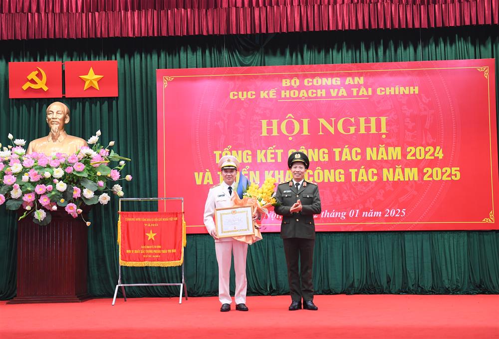 Thứ trưởng Lê Văn Tuyến trao Huy hiệu 30 năm tuổi Đảng tặng Thiếu tướng Phạm Trường Giang, Cục trưởng Cục Kế hoạch và Tài chính.