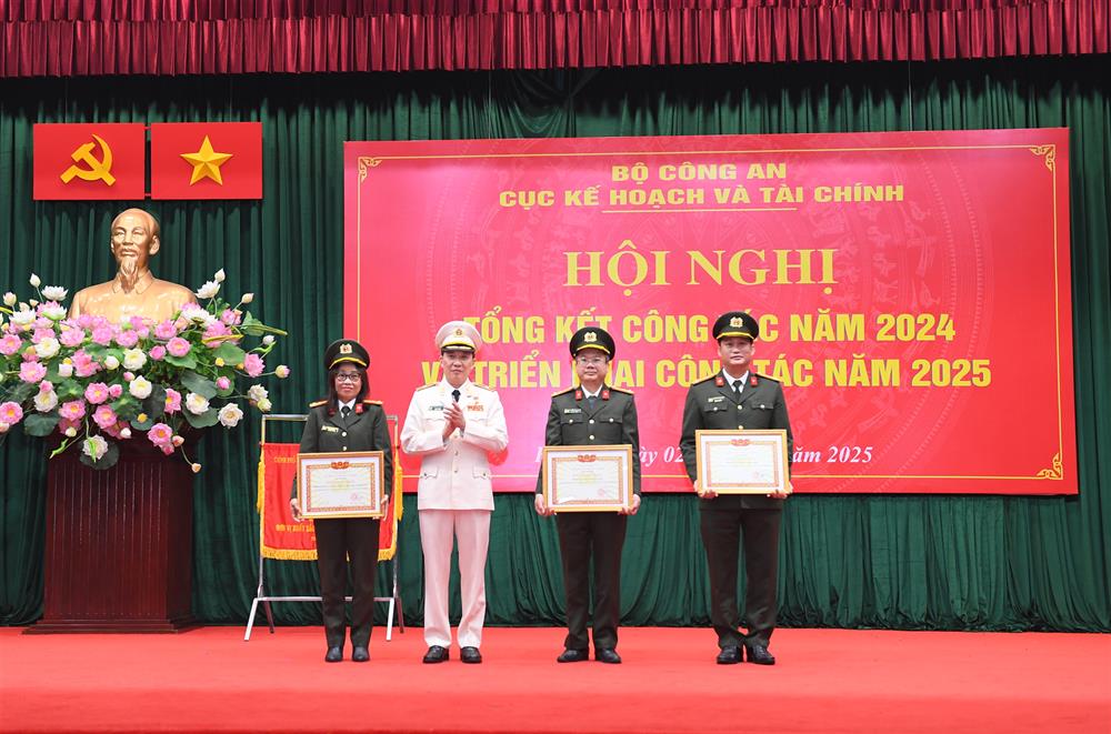 Thiếu tướng Phạm Trường Giang, Cục trưởng Cục Kế hoạch và Tài chính trao danh hiệu Đơn vị Quyết thắng tặng 03 tập thể.