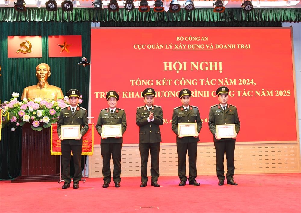 Trung tướng Nguyễn Khắc Cường, Cục trưởng Cục Quản lý xây dựng và doanh trại trao danh hiệu Đơn vị Quyết thắng tặng 04 tập thể.