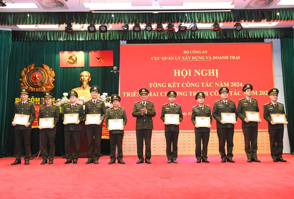 Lãnh đạo Cục Quản lý xây dựng và doanh trại trao danh hiệu Chiến sĩ thi đua tặng 19 cá nhân thuộc Cục.