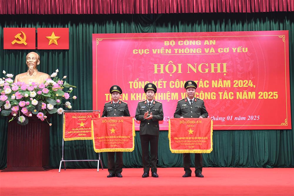 Thứ trưởng Lê Văn Tuyến trao Cờ thi đua của Bộ Công an tặng Phòng Tham mưu tổng hợp; Phòng Quản lý mạng và truyền dẫn, Cục Viễn thông và Cơ yếu.