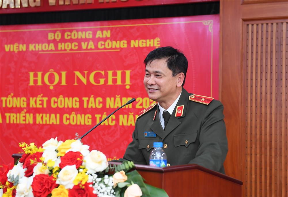Thiếu tướng Lưu Hồng Quảng, Viện trưởng Viện Khoa học và Công nghệ phát biểu tiếp thu ý kiến chỉ đạo.