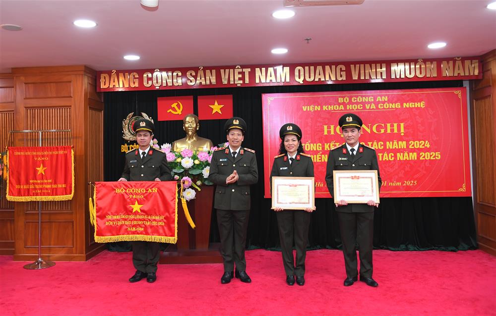 Thứ trưởng Lê Văn Tuyến trao Cờ thi đua của Bộ Công an tặng Phòng Tham mưu tổng hợp và danh hiệu Chiến sỹ thi đua toàn lực lượng CAND tặng 02 cá nhân thuộc Viện Khoa học và công nghệ.