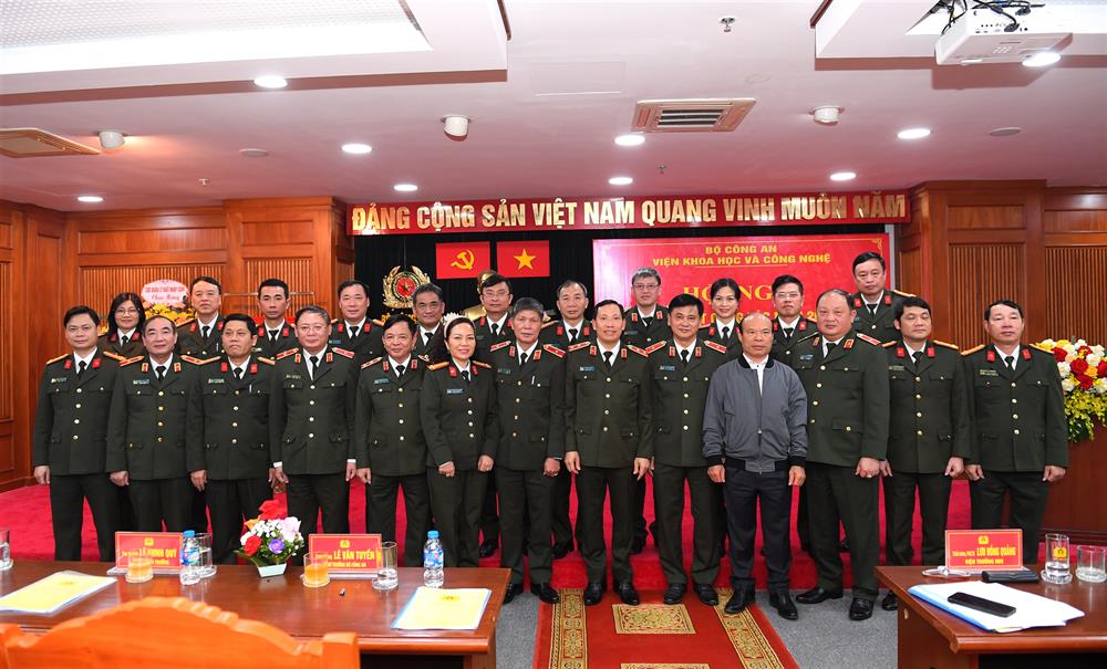 Thứ trưởng Lê Văn Tuyến cùng các đại biểu dự Hội nghị.