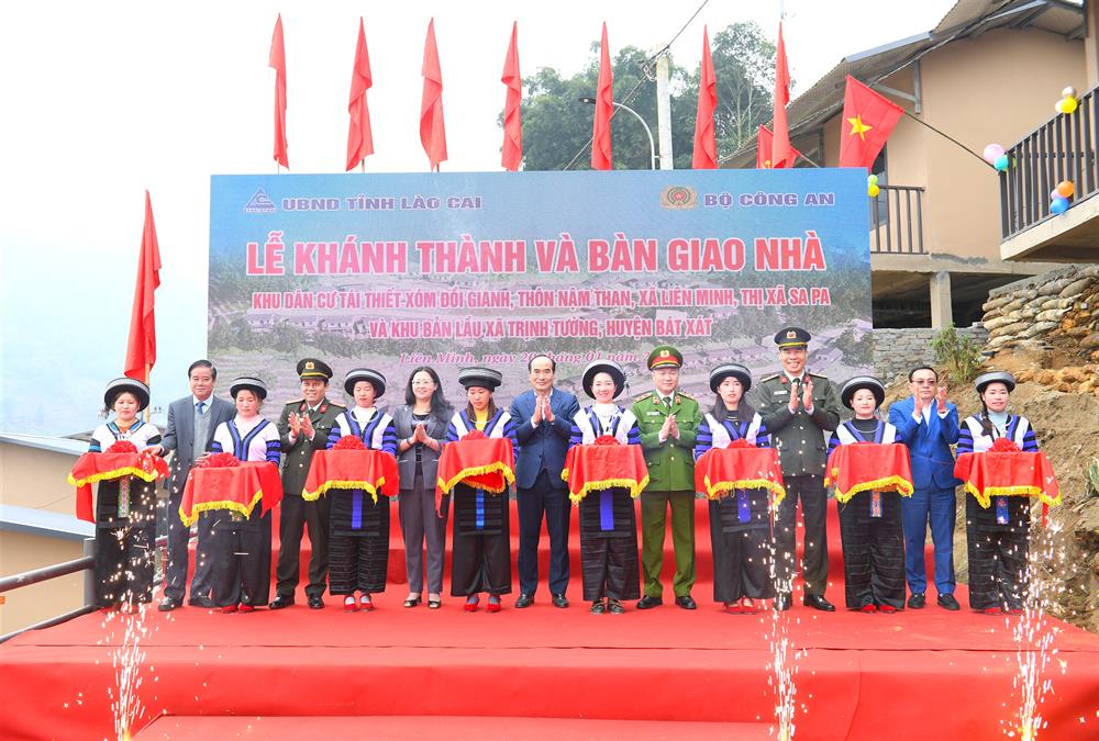 Các đại biểu cắt băng khánh thành bàn giao nhà cho các hộ dân tại khu dân cư tái thiết xóm Đồi Gianh, thôn Nậm Than, xã Liên Minh, thị xã Sa Pa và khu dân cư tái thiết thôn Bản Lầu, xã Trịnh Tường, huyện Bát Xát, tỉnh Lào Cai.