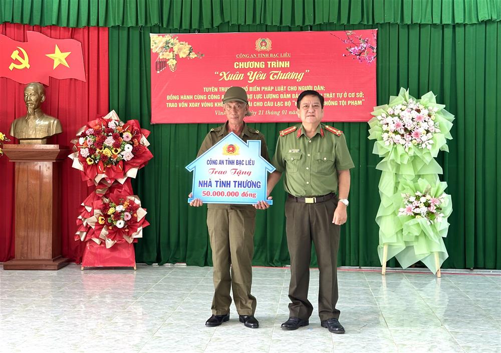 Đại tá Trương Công Dũng, Phó Giám đốc Công an tỉnh trao kinh phí xây dựng nhà tình thương tặng thành viên Tổ bảo vệ an ninh, trật tự cơ sở xã Vĩnh Lộc A.