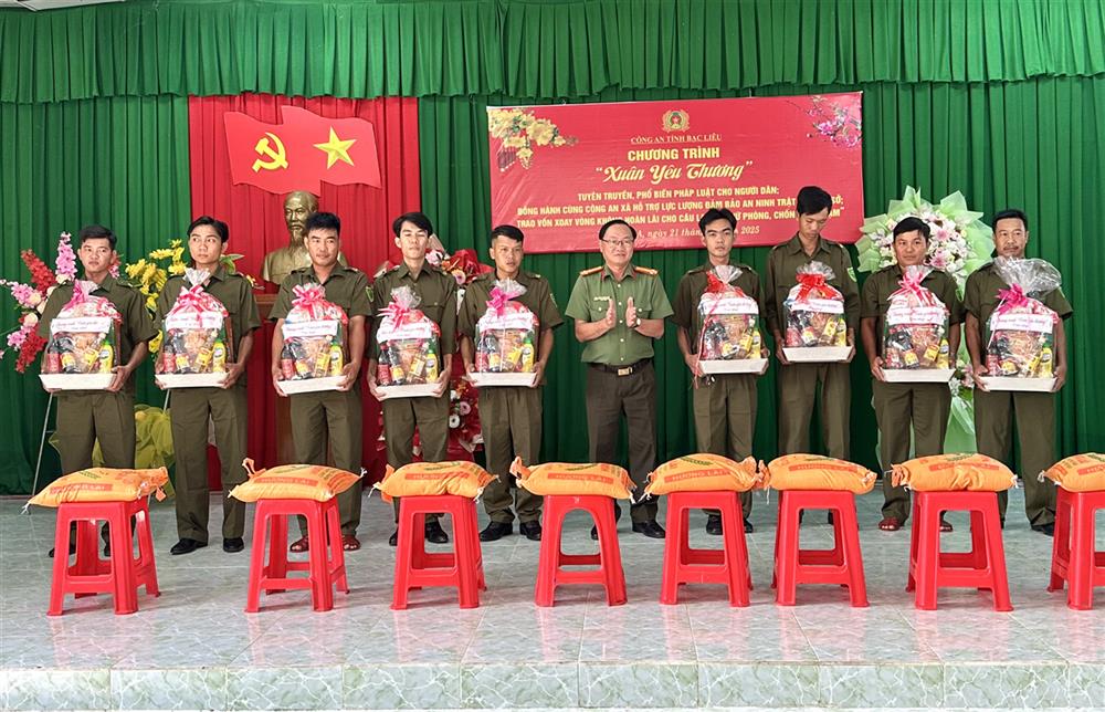 Lãnh đạo Công an huyện Hồng Dân tặng quà Tết các thành viên Tổ bảo vệ an ninh, trật tự cơ sở xã Vĩnh Lộc A.