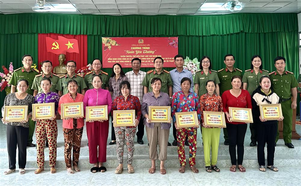 Công an tỉnh trao 10 suất vốn không hoàn lãi tặng thành viên Câu lạc bộ “Nữ phòng chống tội phạm” trên địa bàn xã Vĩnh Lộ A.