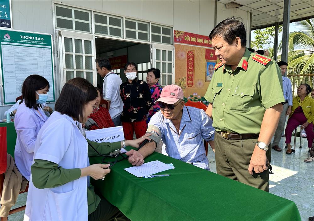 Y, bác sĩ Bệnh xá Công an tỉnh tổ chức khám bệnh, cấp phát thuốc miễn phí cho bà con nhân dân trên địa bàn.