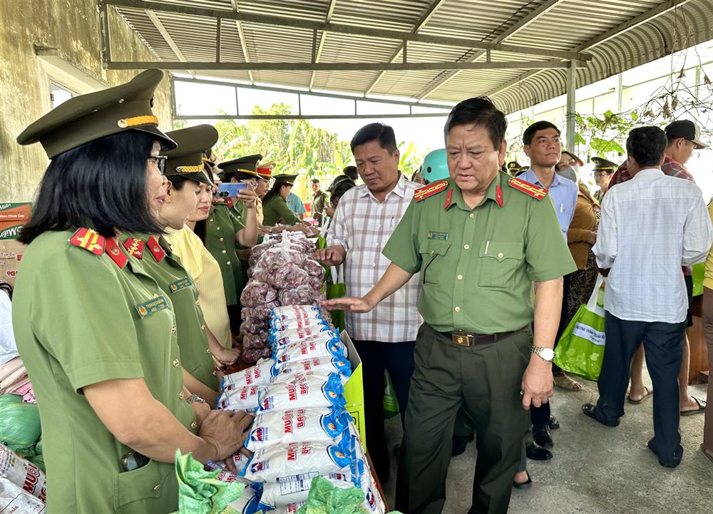 Tổ chức “Chợ Xuân 0 đồng” với 15 gian hàng gồm nhu yếu phẩm, bánh mứt, quần áo cho bà con có hoàn cảnh khó khăn đến mua sắm Tết