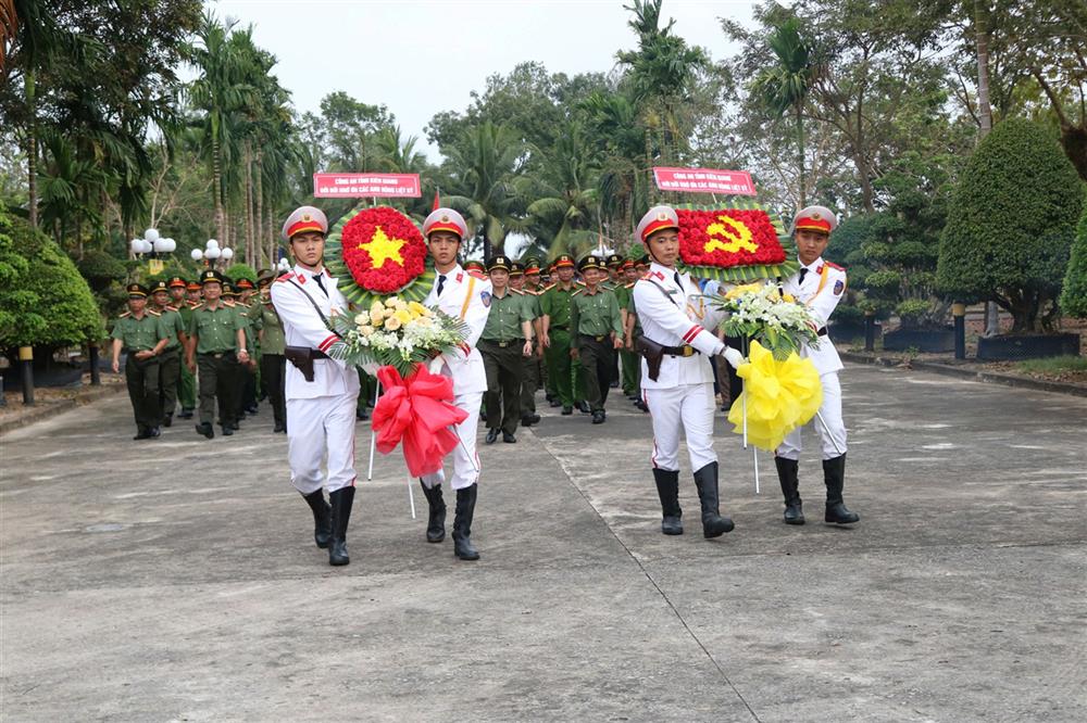 Đoàn công tác Công an tỉnh Kiên Giang dâng hoa, dâng hương tại Khu di tích lịch sử An ninh Khu IX.