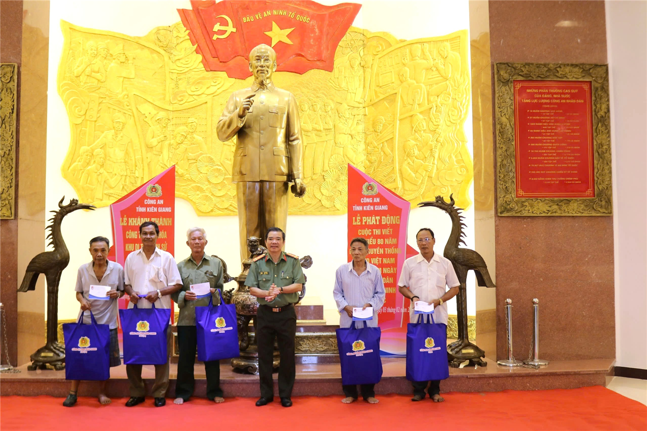 Đại tá Lê Văn Quý, Phó Giám đốc Công an tỉnh tặng quà gia đình chính sách.