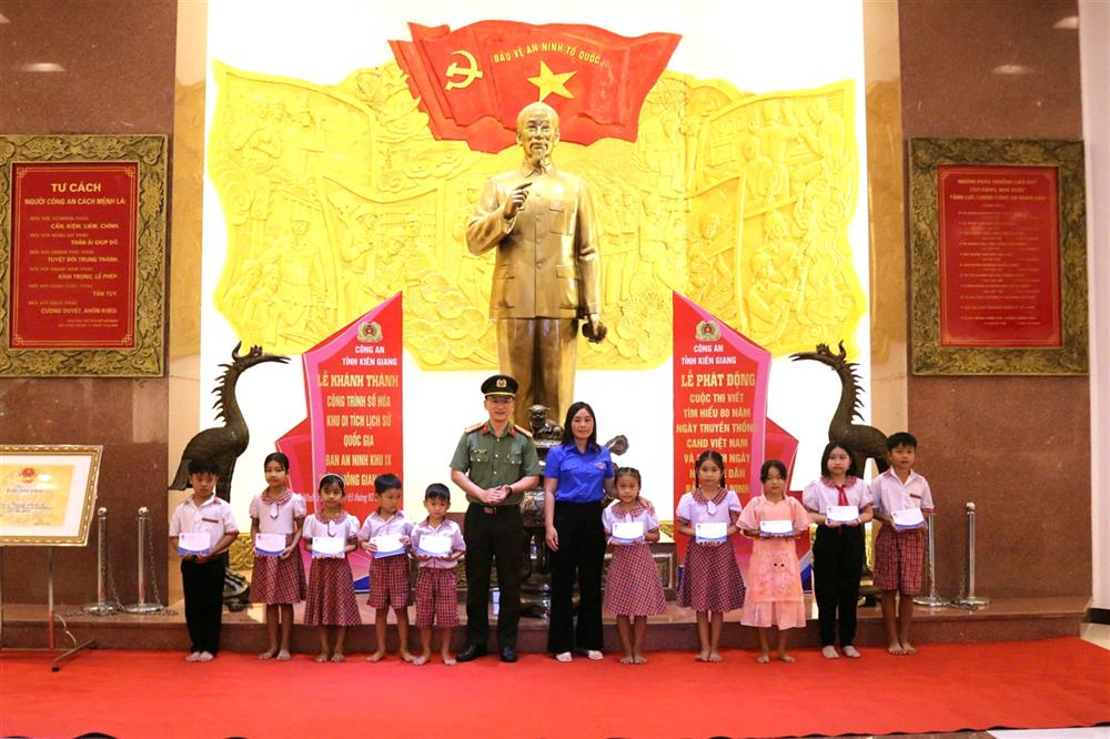 Ban Thanh niên Công an tỉnh cùng với Mobifone Kiên Giang trao quà tặng các em học sinh có hoàn cảnh khó khăn.