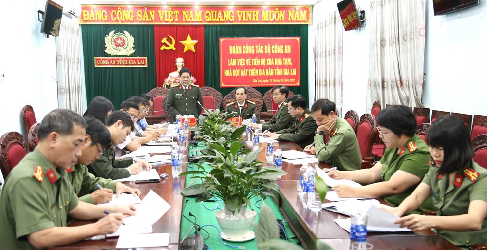 Toàn cảnh buổi làm việc.