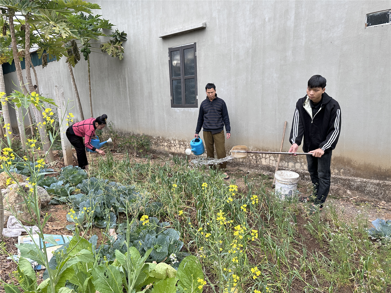 Thanh niên Lò Văn Duy phụ giúp gia đình làm việc nhà.